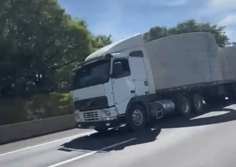 caminhão-com-carga-excedente-transporte-dedicado