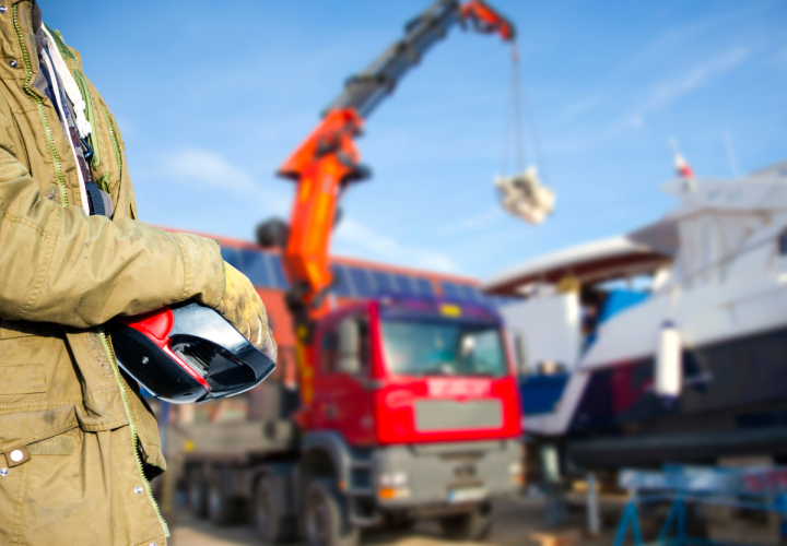 Caminhão munck em operação Evoloy Transportes